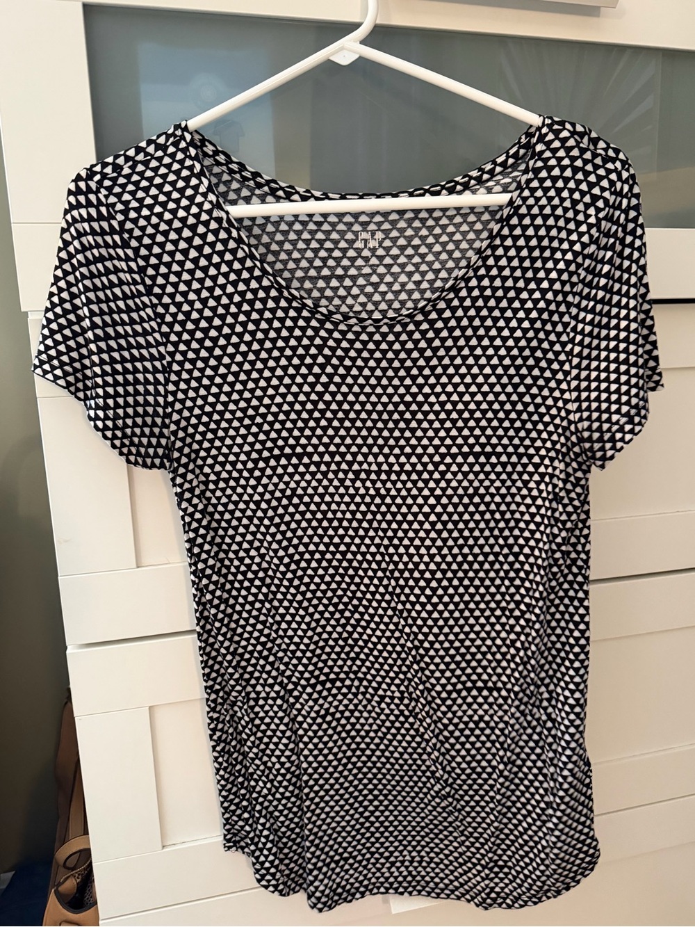 GAP Women's Black & White Geometric Scoop Neck Top